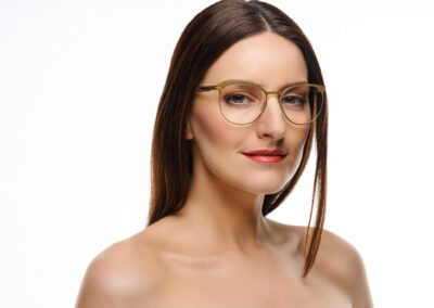 Metallbrille mit Model